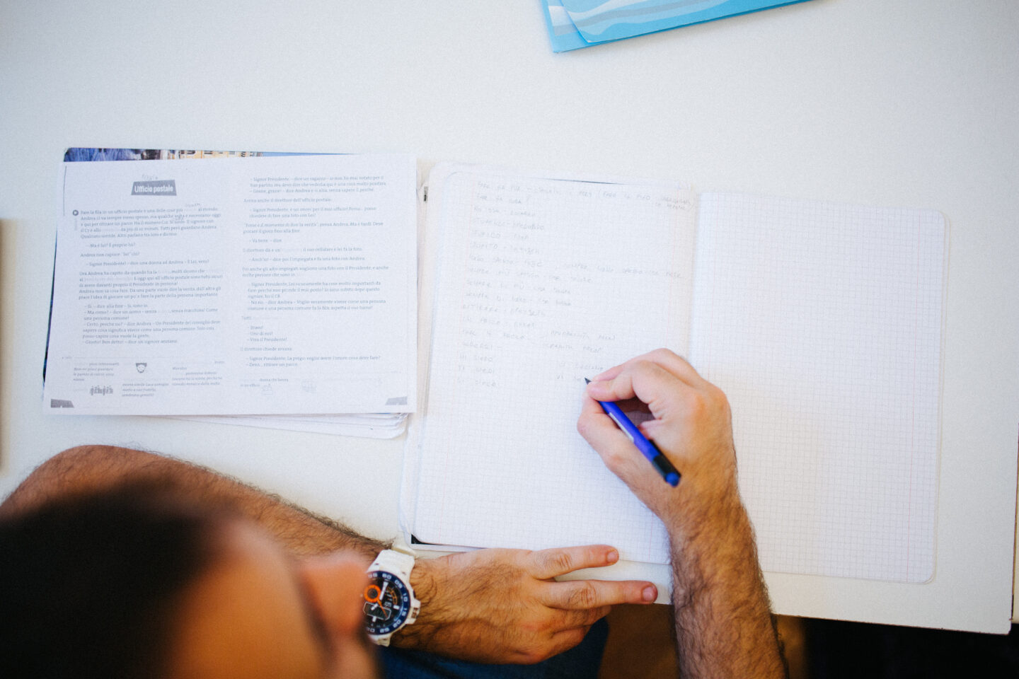 Učenik sluša na času